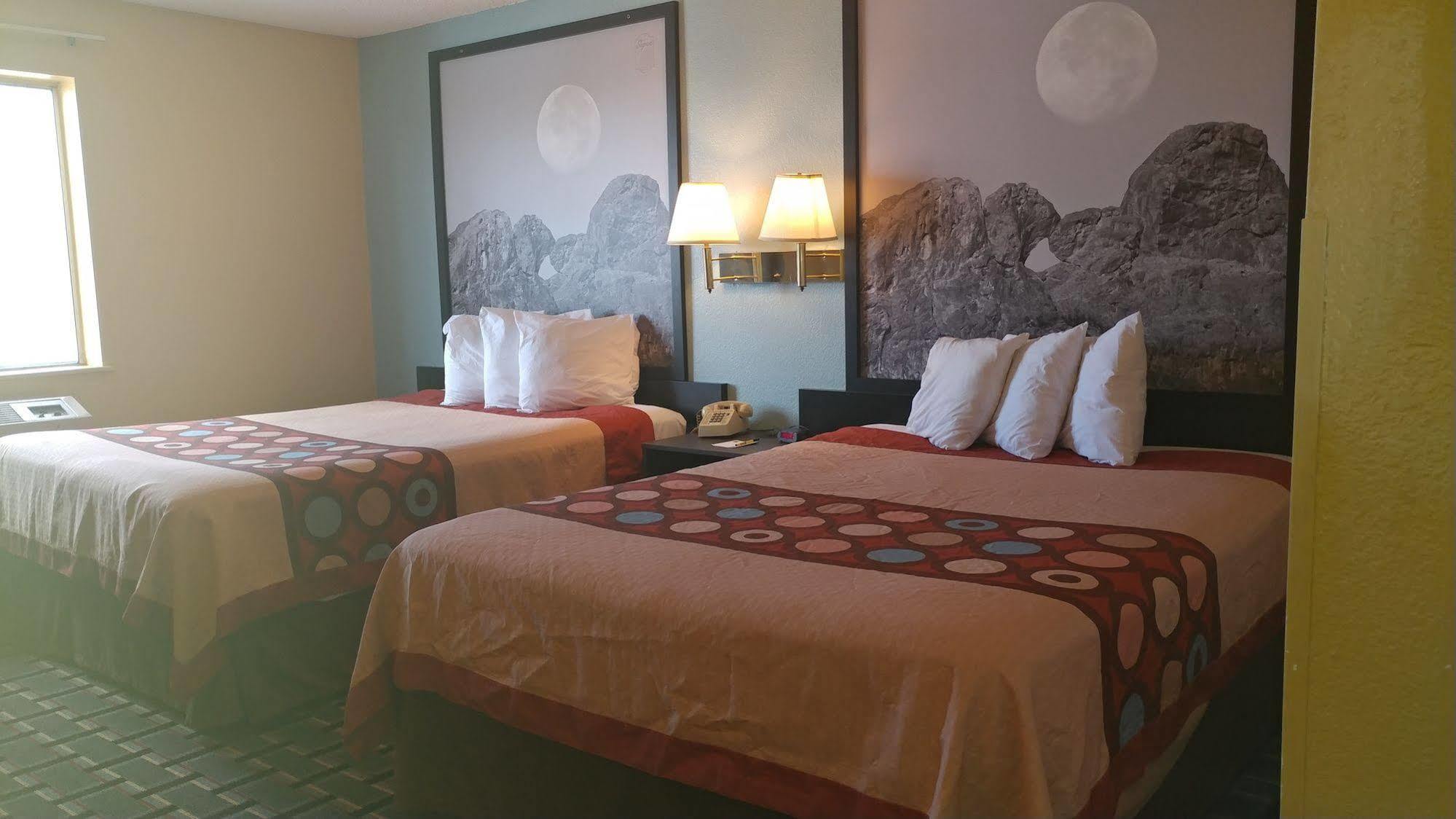 Super 8 by Wyndham Henderson North East Denver Eksteriør billede