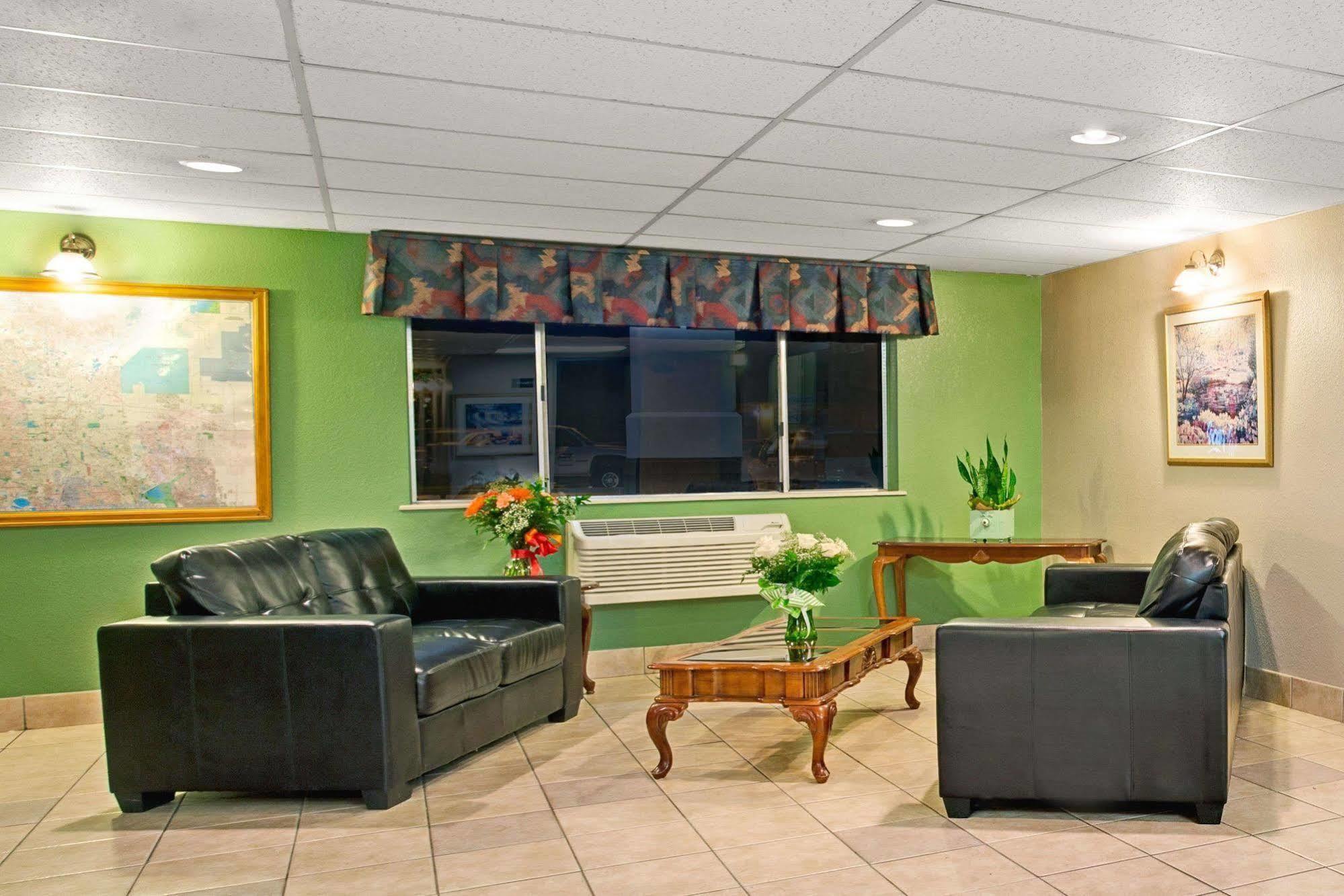 Super 8 by Wyndham Henderson North East Denver Eksteriør billede