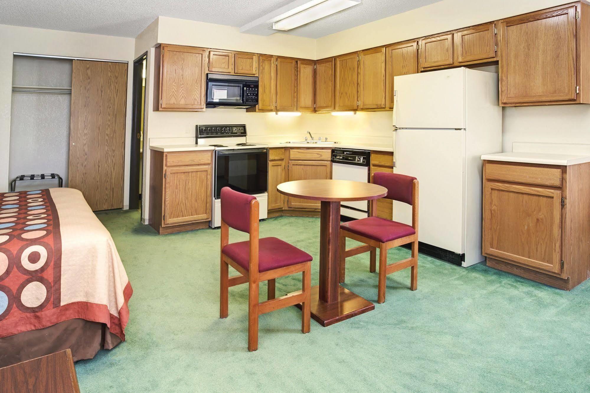 Super 8 by Wyndham Henderson North East Denver Eksteriør billede